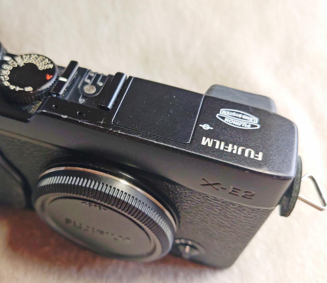 Fujifilm X-E2 ミラーレス本体とバッテリー2個と充電器