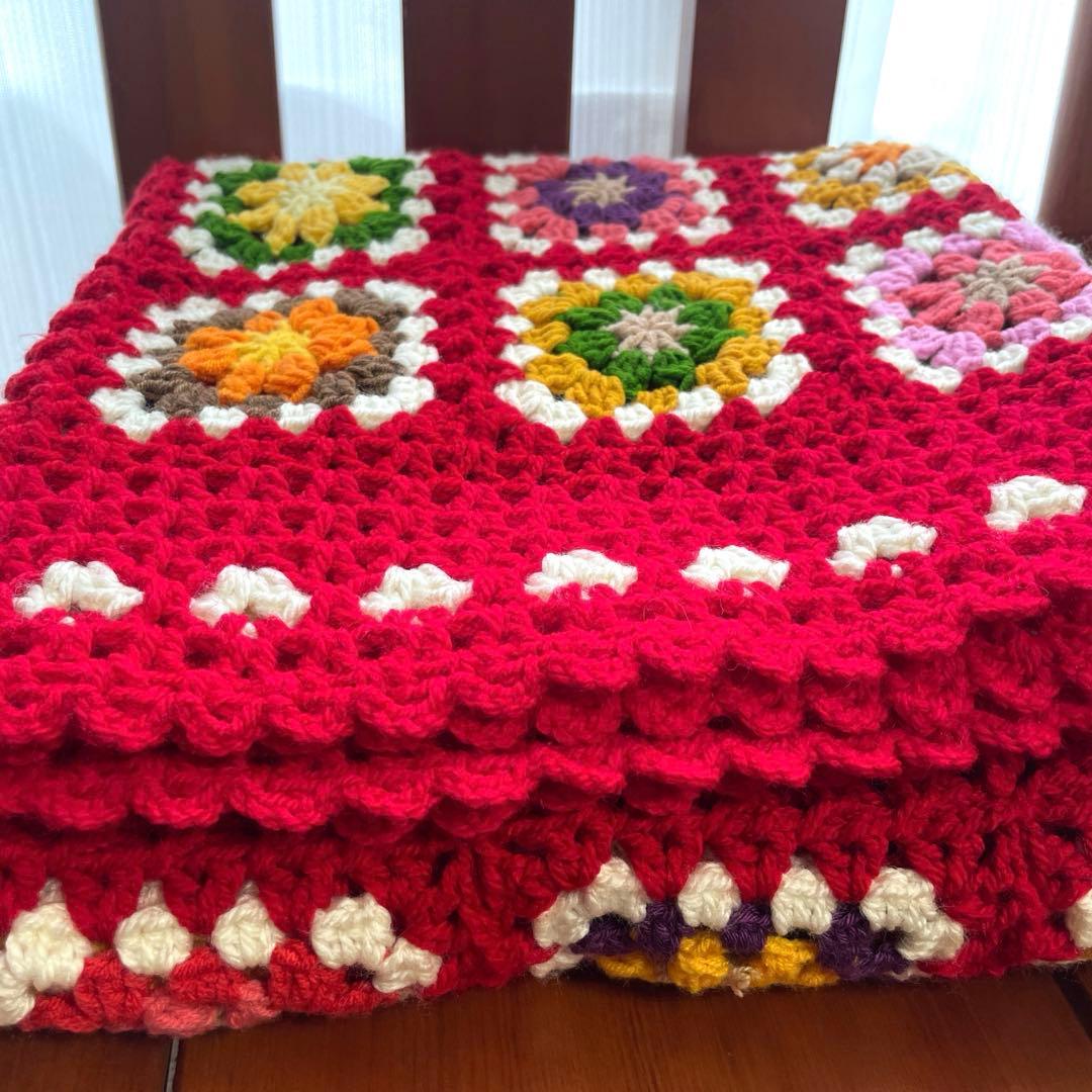 グラニースクエア ❤️周りのハートが可愛い赤いカラフルブランケット