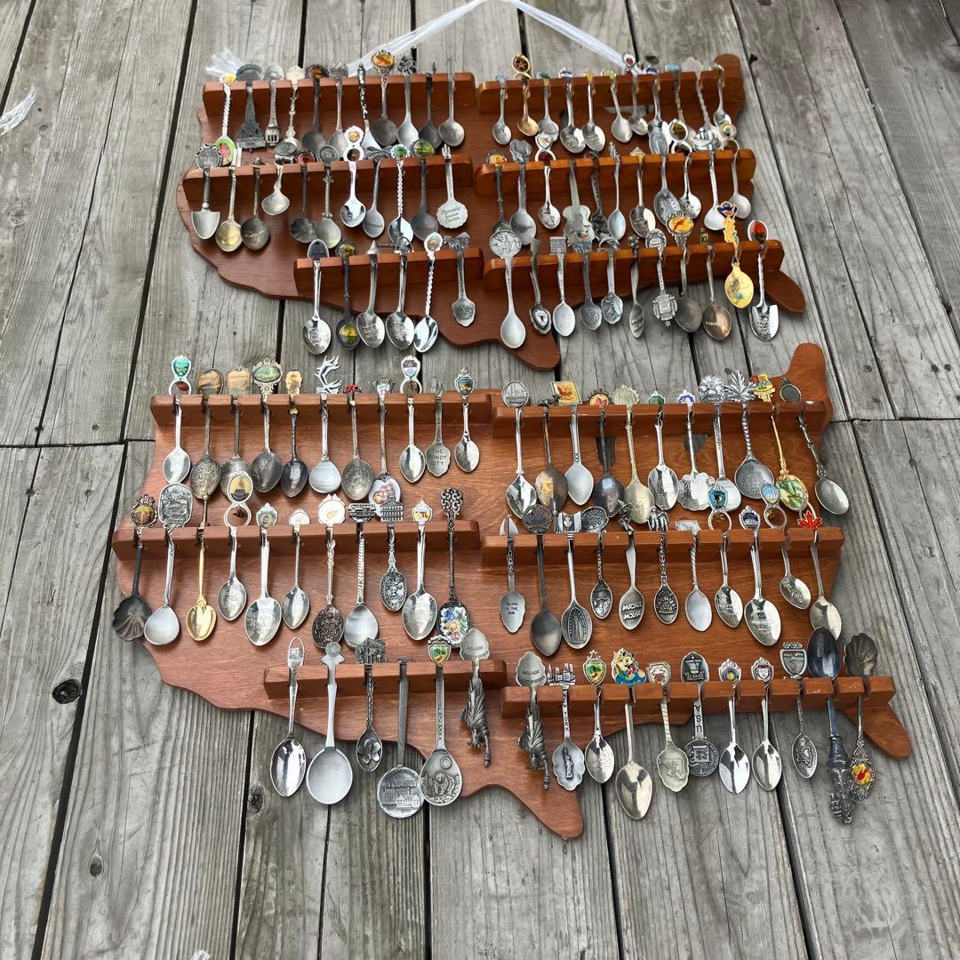 ① ヴィンテージ アメリカ地図型台座付き スーベニアスプーンコレクション 61本