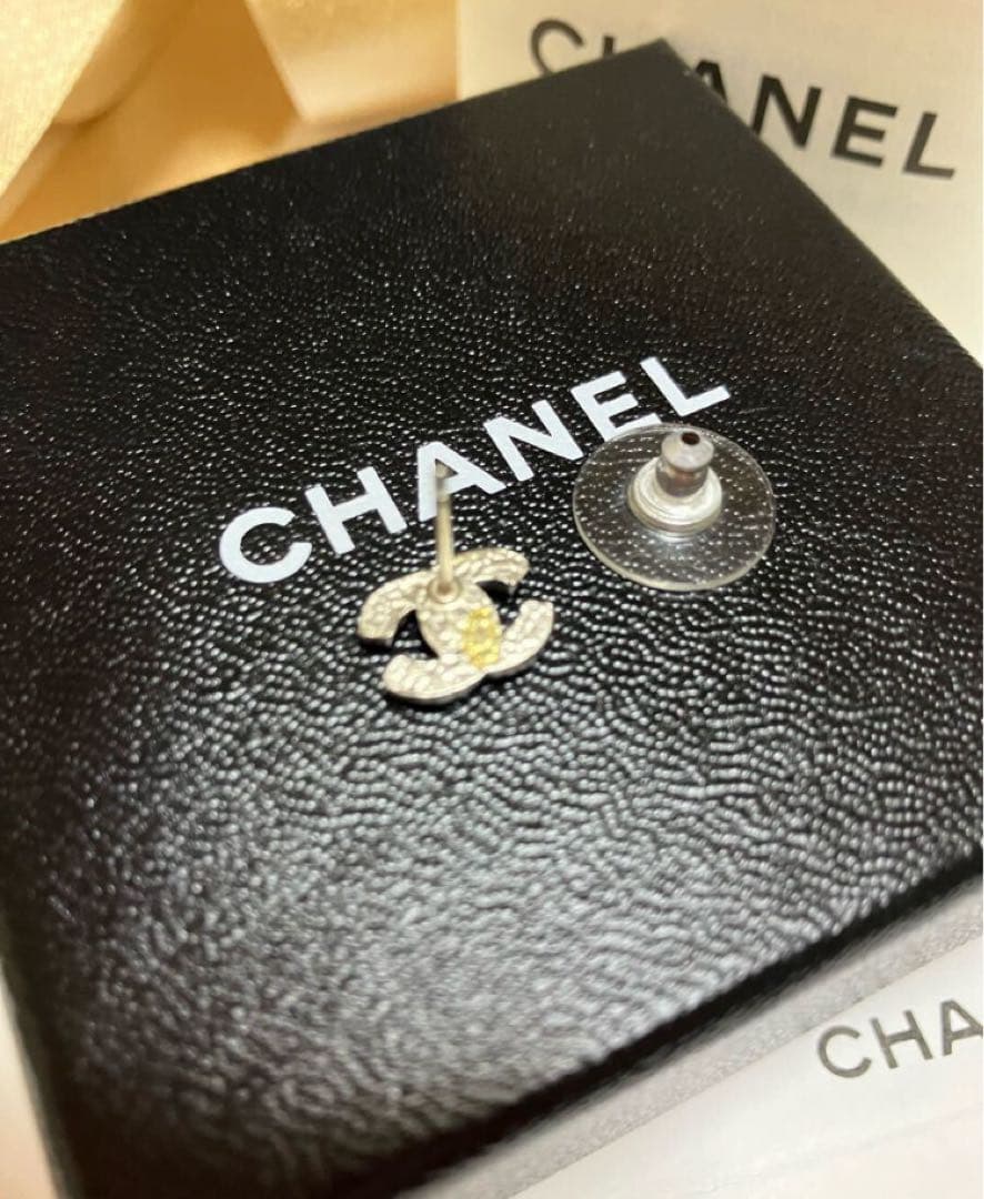 極美品CHANEL ココマーク 片耳ピアス ホワイト系 正規品 シャネル ピアス