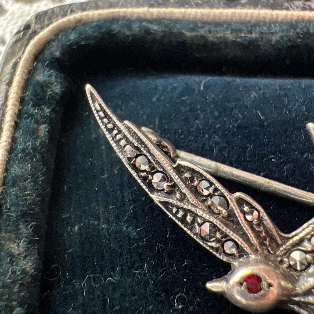 【アンティーク】ツバメブローチ マーカサイト