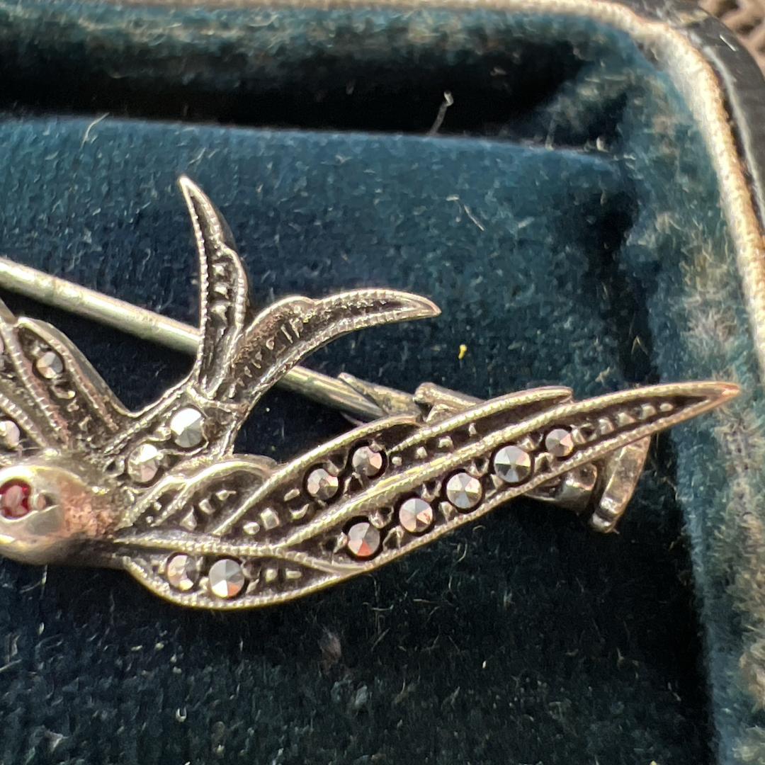 【アンティーク】ツバメブローチ マーカサイト