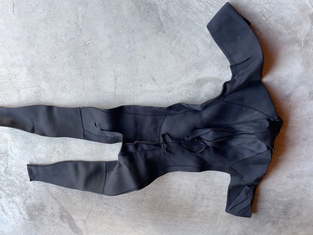 ウェットスーツ　サーフィン　マリンスポーツ