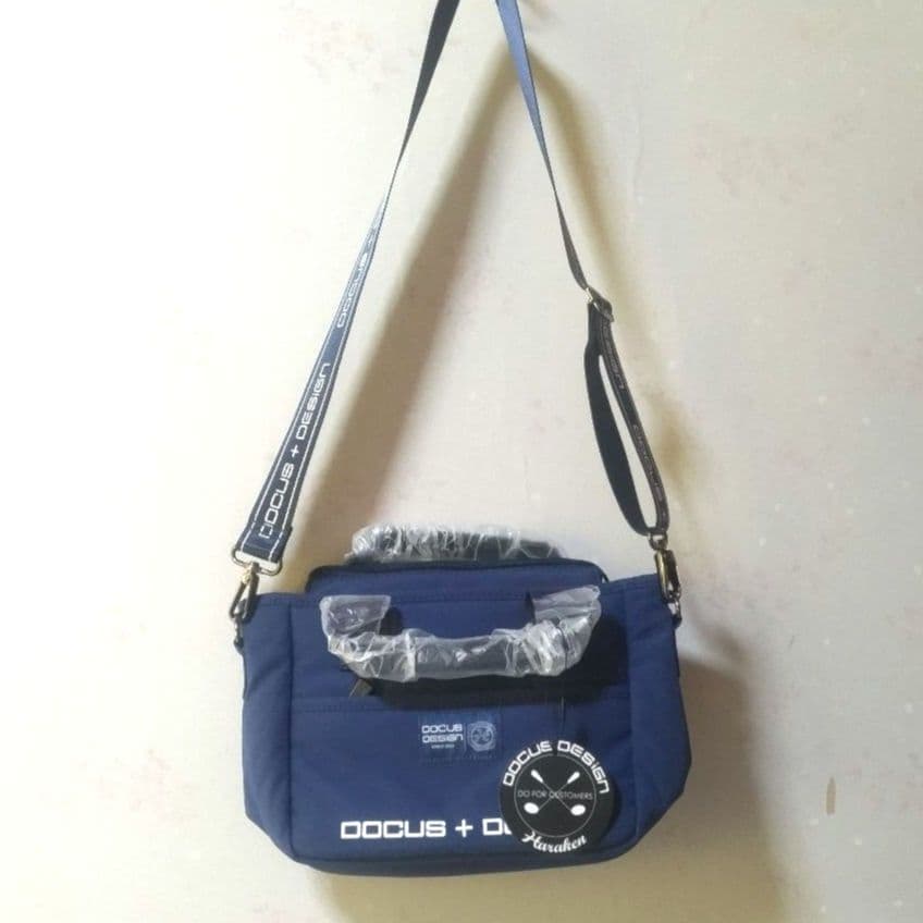 ★新品未使用★DOCUS ドゥーカス カートラウンドバックストラップ付ネイビー