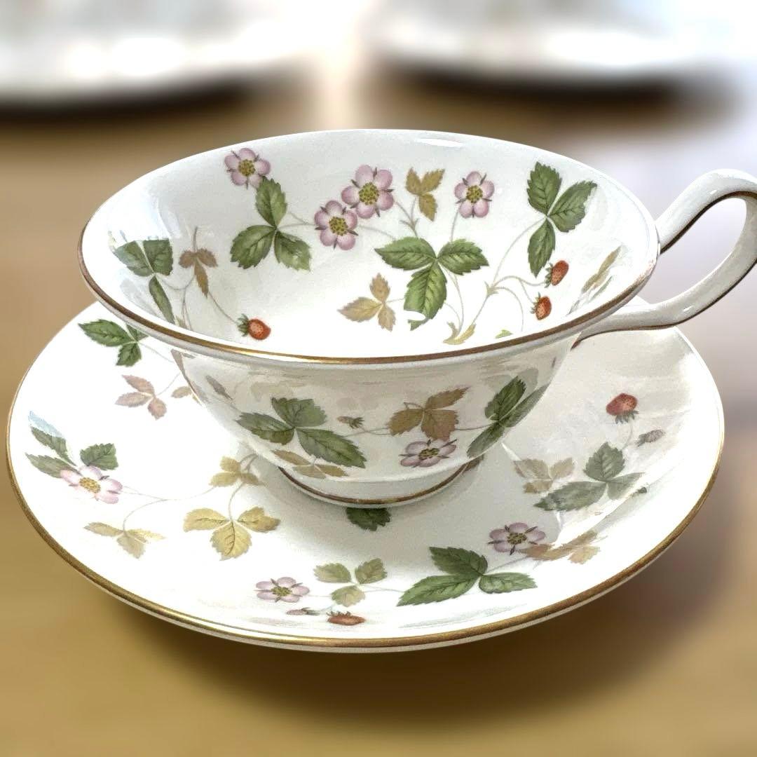  ワイルドストロベリー　大皿・サラダボール・ティーカップセット