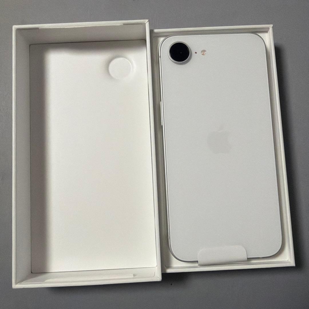 【美品】Apple iPhone16e 128GB ホワイト 充放電約50回