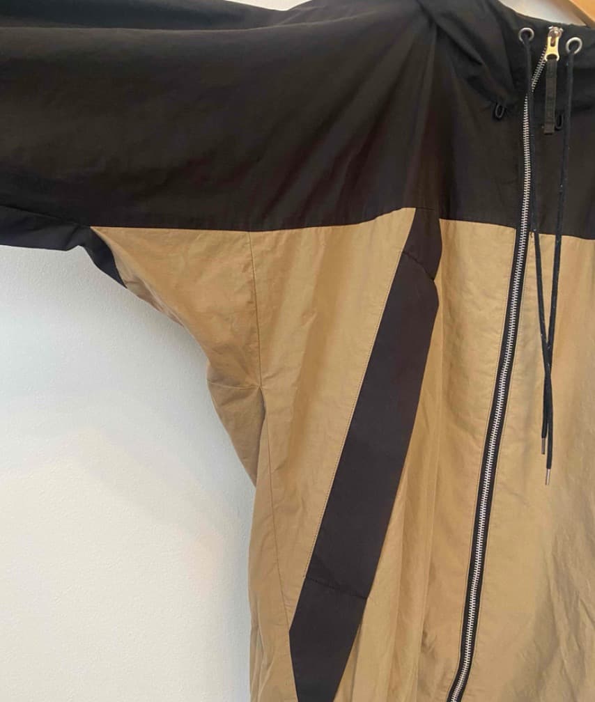 ナイロンジャケット フード付き 黒とベージュ