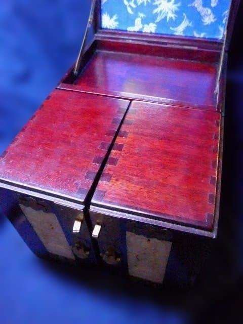 貴重！翡翠が象嵌されたアンティークの中国の姫箱です。作りの良いものです