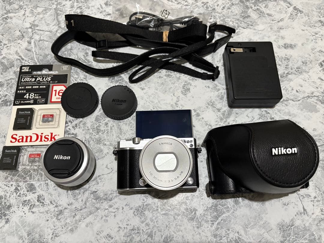 『k』Nikon 1 J5 ミラーレス一眼　ズーム&ダブルレンズキット