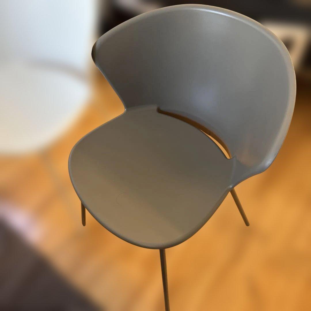 カリガリス　モダンデザイン ダイニングチェア 一つ