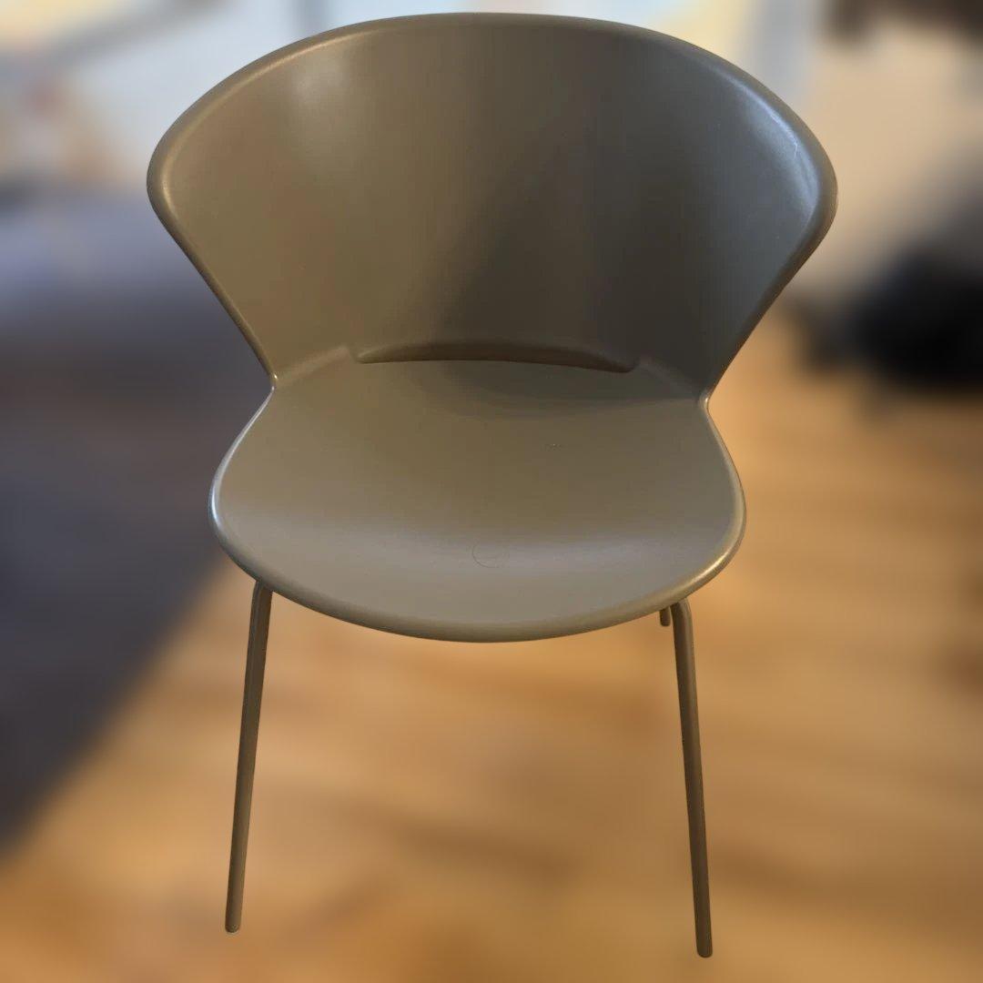 カリガリス　モダンデザイン ダイニングチェア 一つ