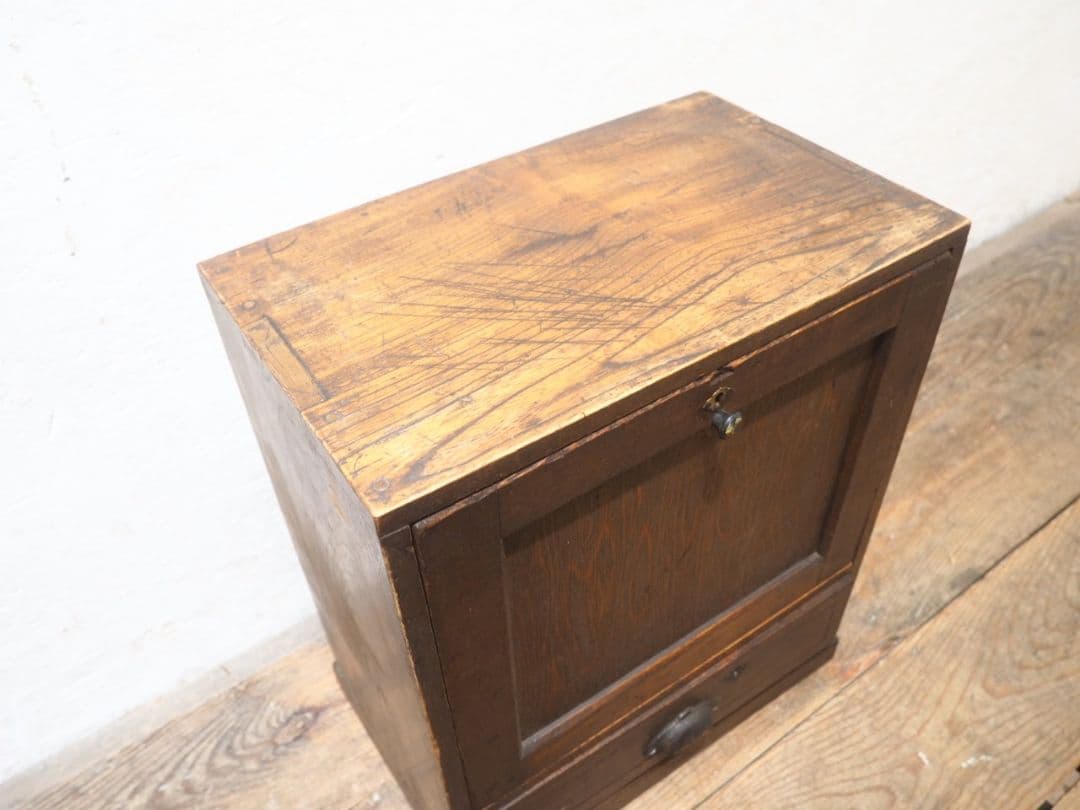 1275 アンティーク　ケンドン扉の収納棚　展示台　ケース　古家具　レトロ　金具