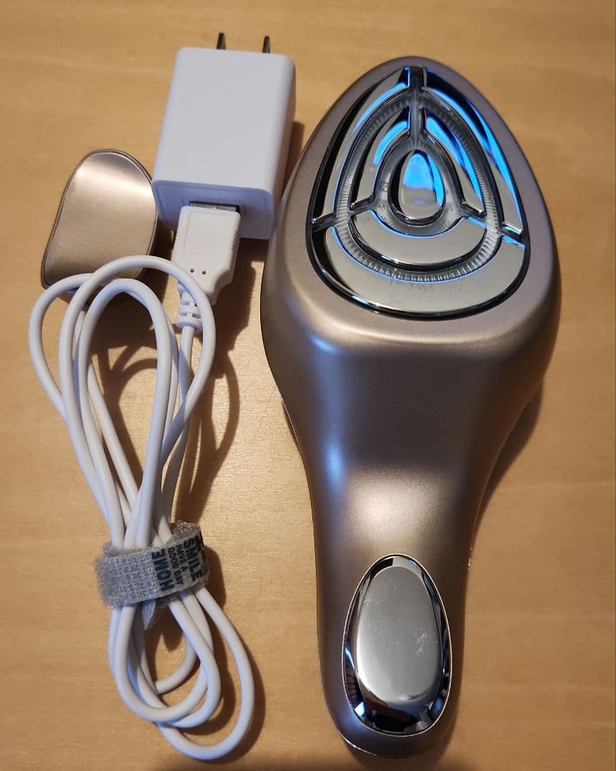 IKKOプロデュース MEラボンエクラ／美顔器充電器付