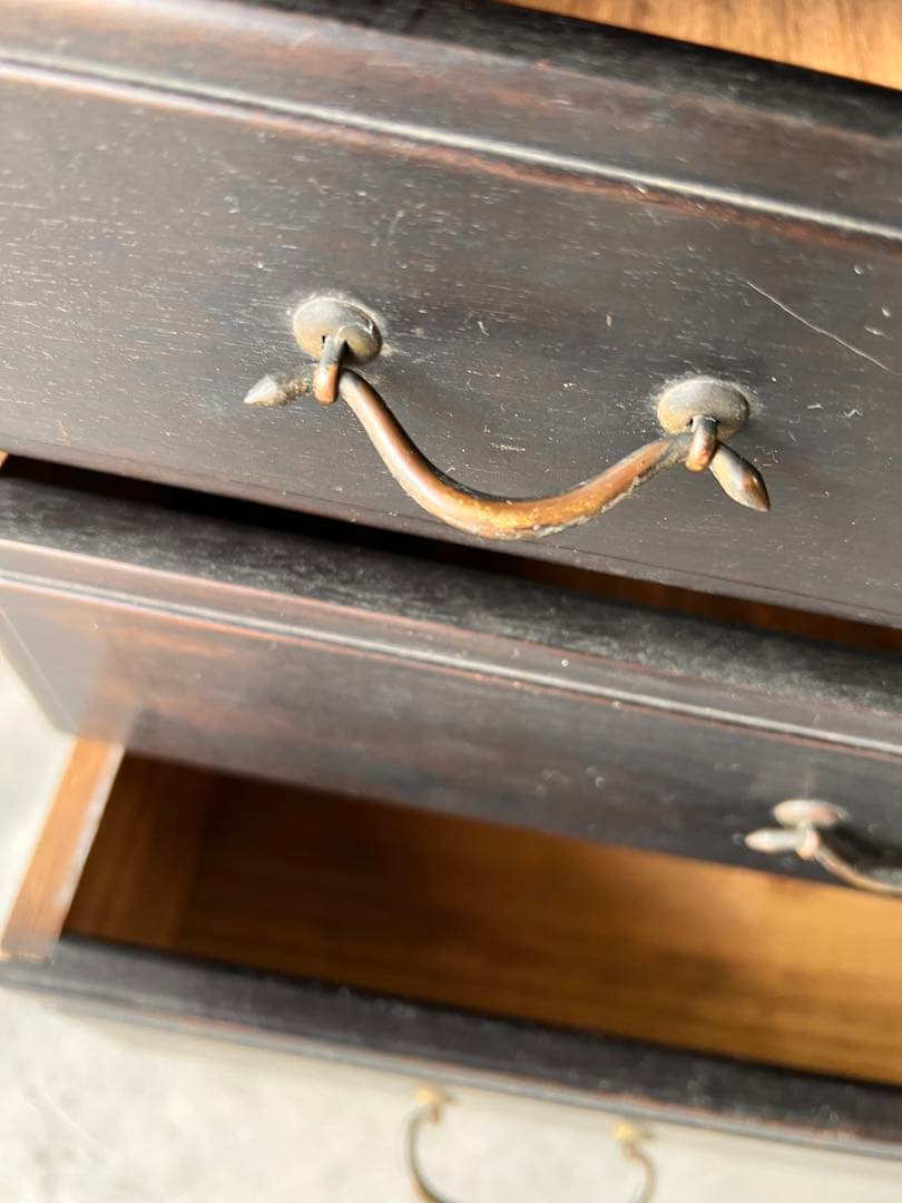 大型ダークブラウン箪笥 彫刻装飾付き