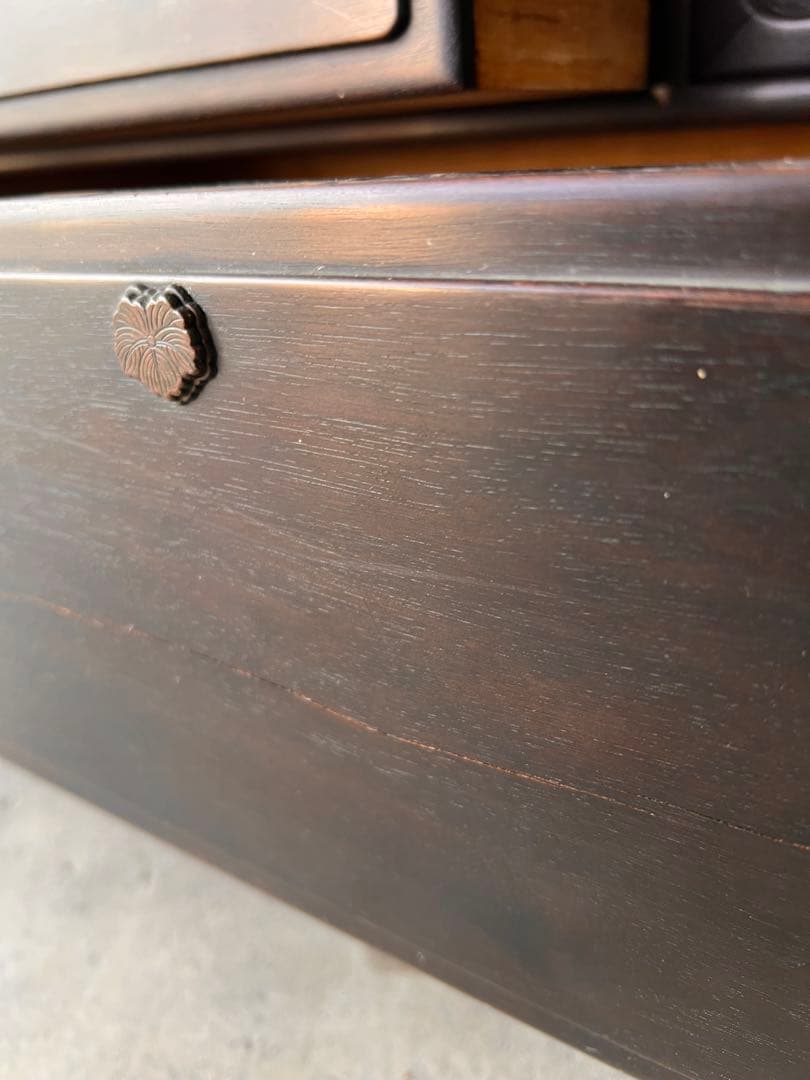 大型ダークブラウン箪笥 彫刻装飾付き