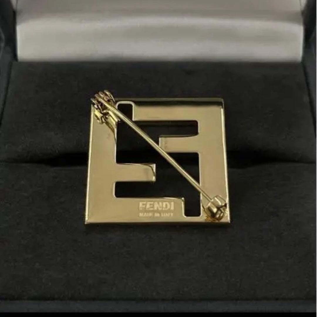 フェンディ　ブローチ　フォーエバー　FFロゴ　ブラックメタル　ゴールド　刻印入り