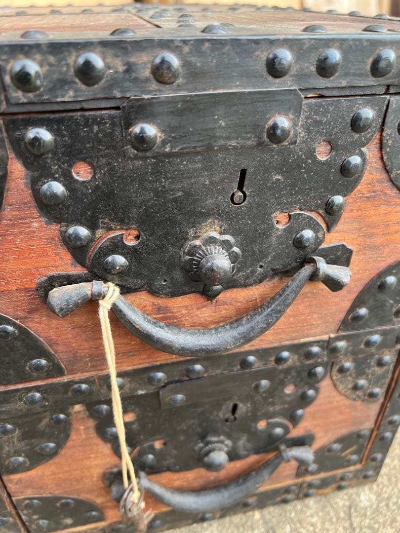 骨董 船箪笥 (金庫) 時代和箪笥 鉄地金具　カギ付き　金具装　昭和レトロ