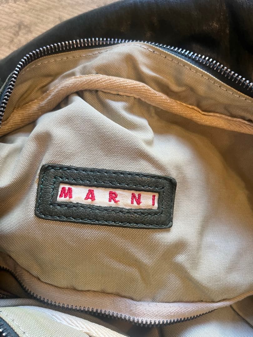 MARNI ダークグリーン ショルダーバッグ(チャーム付き)