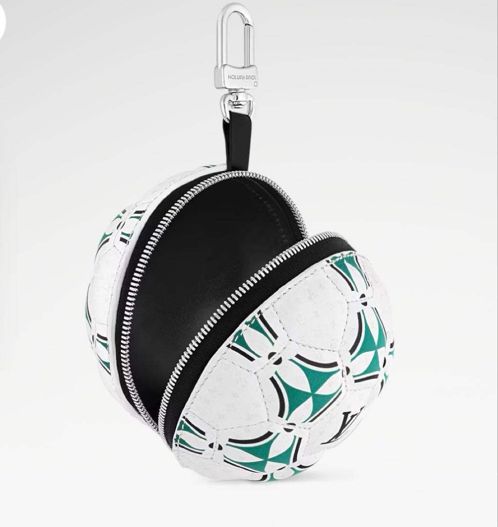 新品未使用品　ルイヴィトン　バッグチャーム　LV フットボール ポーチ　サッカー