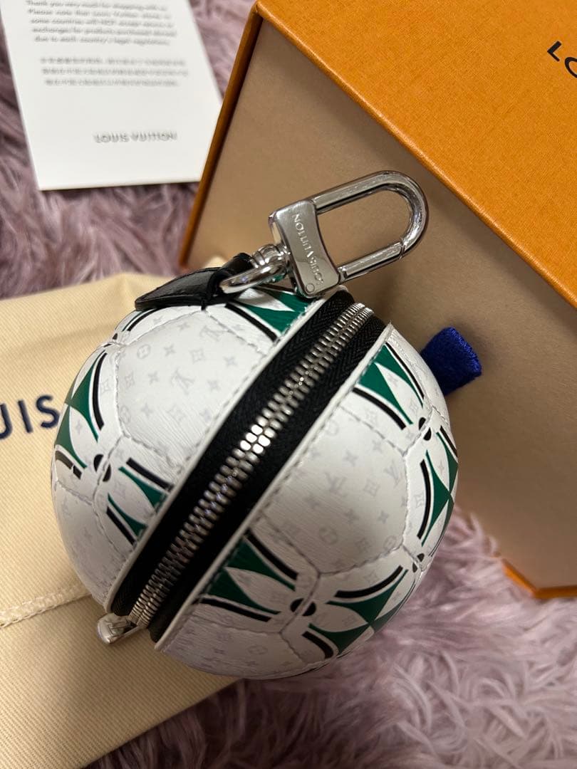 新品未使用品　ルイヴィトン　バッグチャーム　LV フットボール ポーチ　サッカー