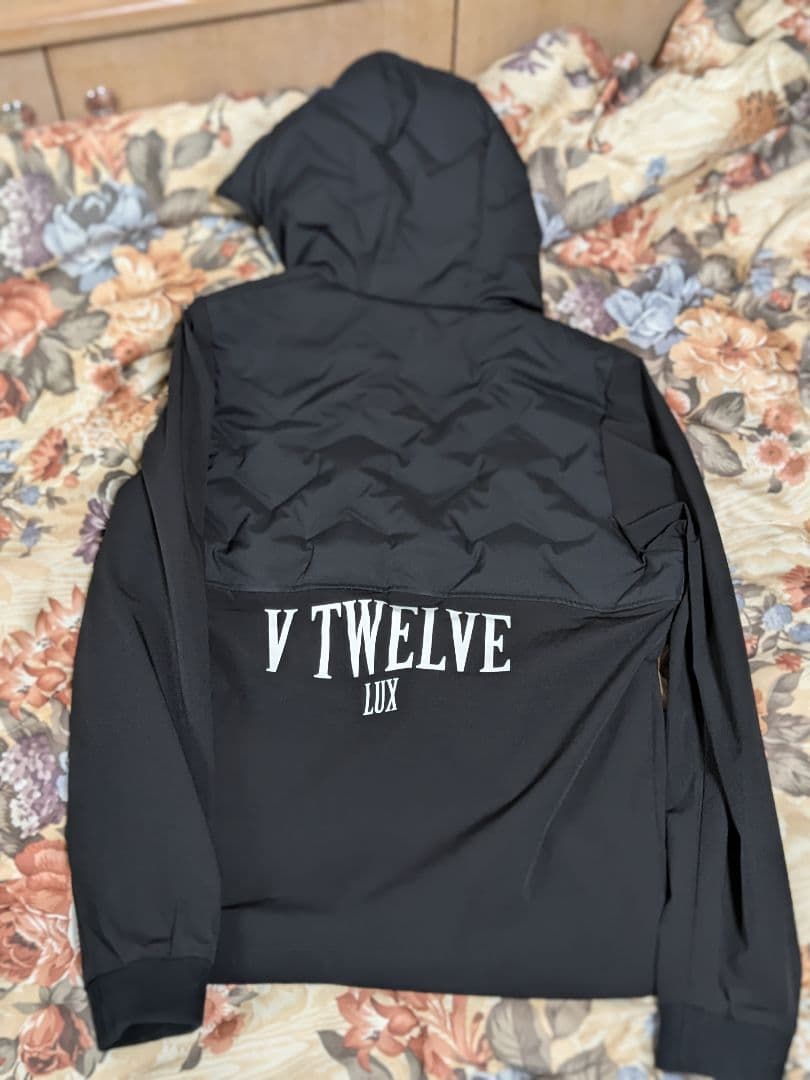 V TWELVE LUX ブラックジャケット