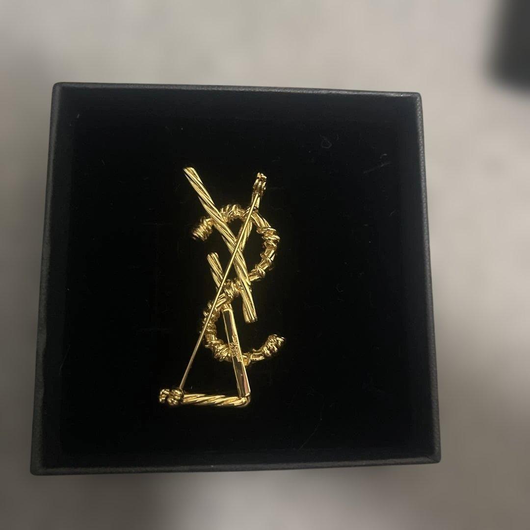 SAINT LAURENT ゴールドブローチ YSLロゴ