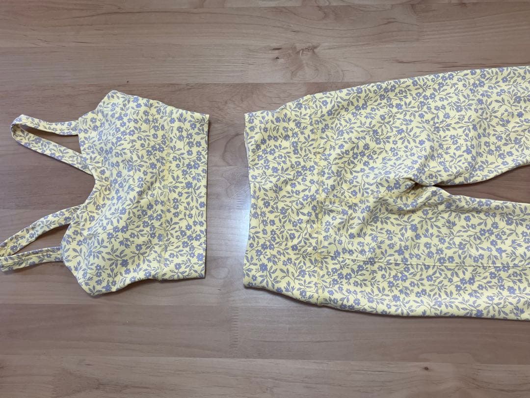 emmi ヨガウェア　上下セット 花柄 ヨガウェア ブラトップとレギンスセット