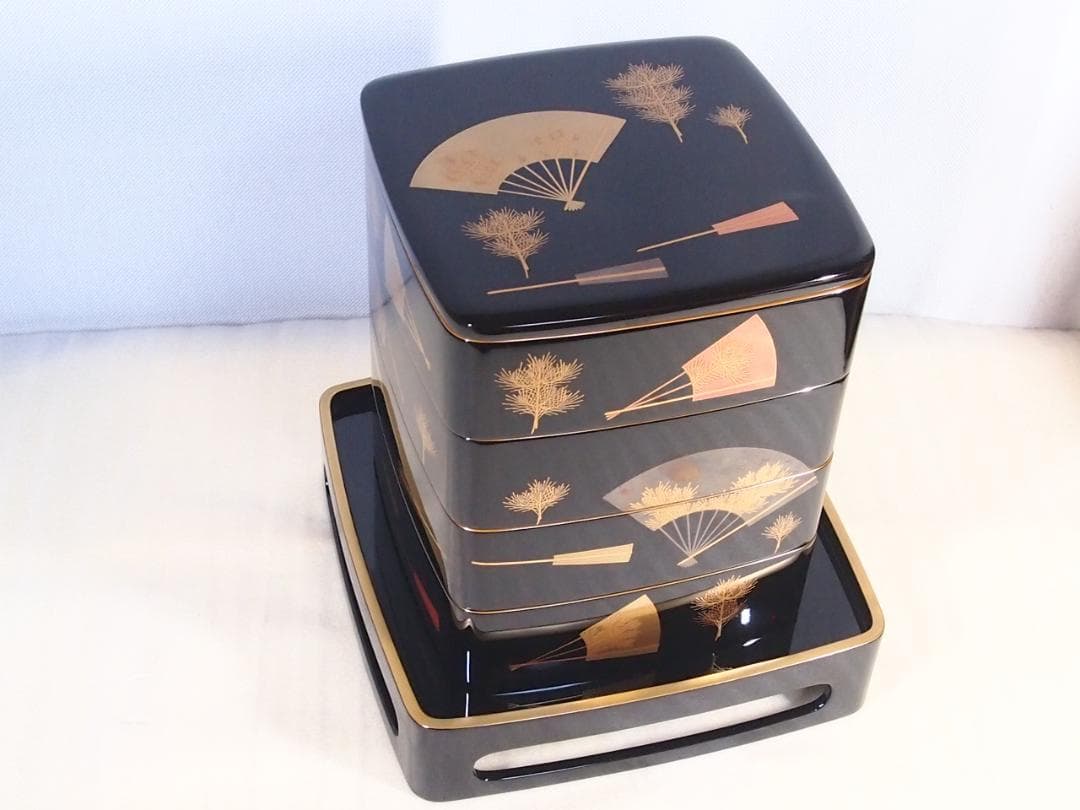 【美品】輪島塗 わじま慶塚 扇面に松蒔絵 四段重箱 台付き＆屠蘇器 お重/酒器