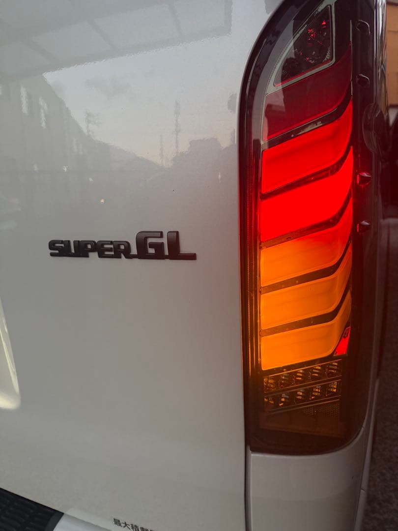 ハイエース　テールランプ