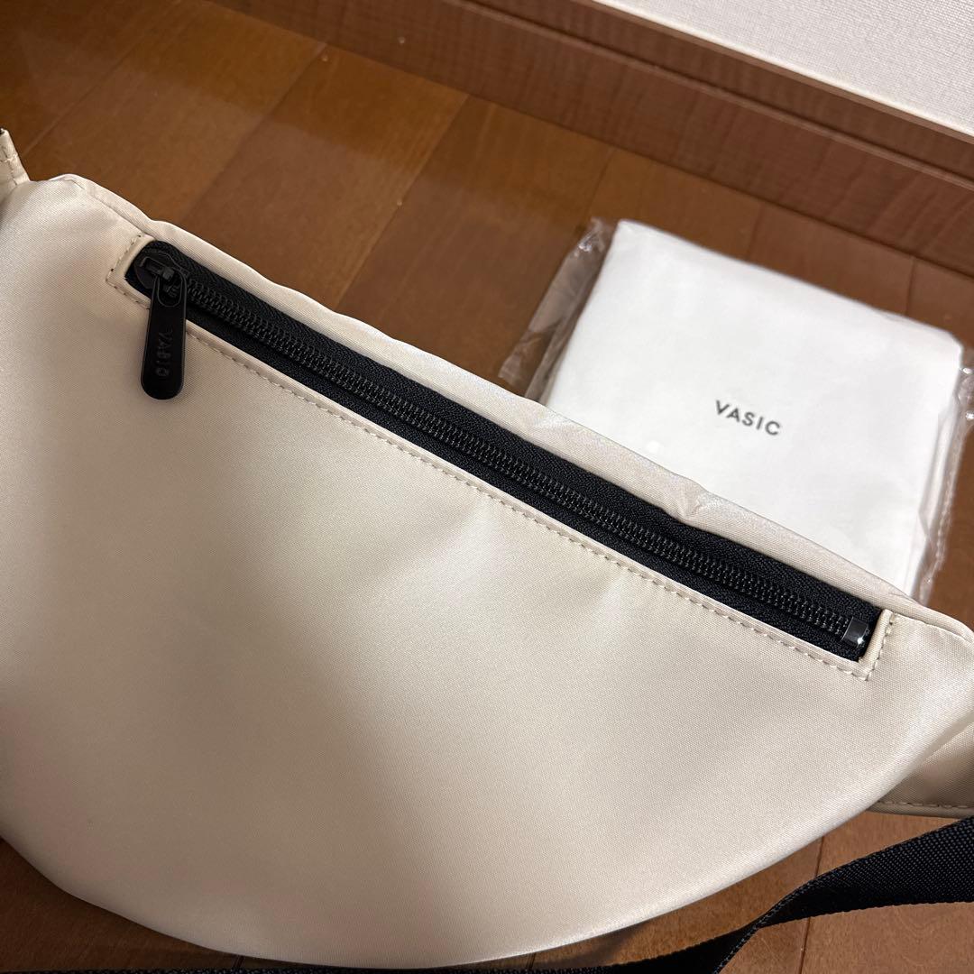 VASIC ホワイト ハーフムーン ショルダーバッグ