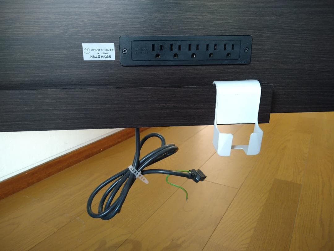 コンパクトな机　　引き出し・スライド式天板・電源コンセント付き