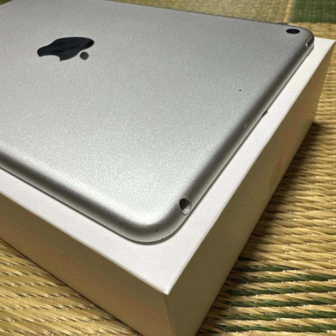 ほぼ未使用Apple iPad mini 64GB シルバー 第5世代