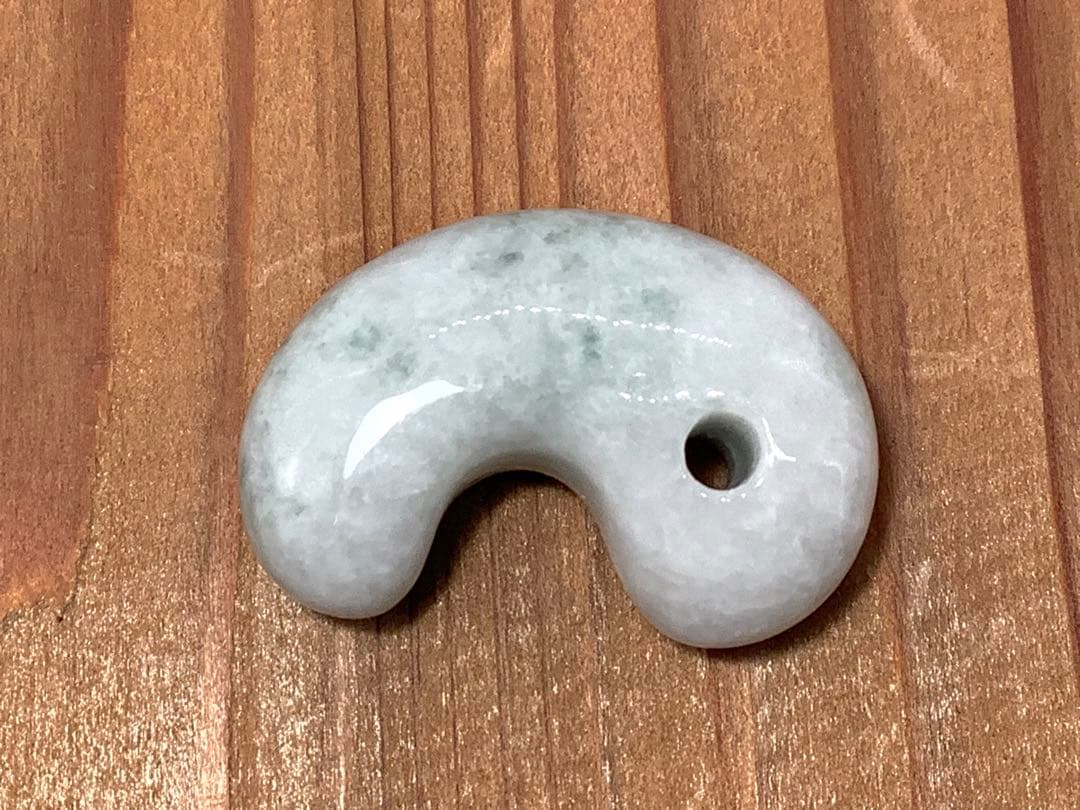 ⭕️高価な氷種　糸魚川翡翠勾玉*ジェダイト　10万円以下ではありません‼️ 鑑定済み