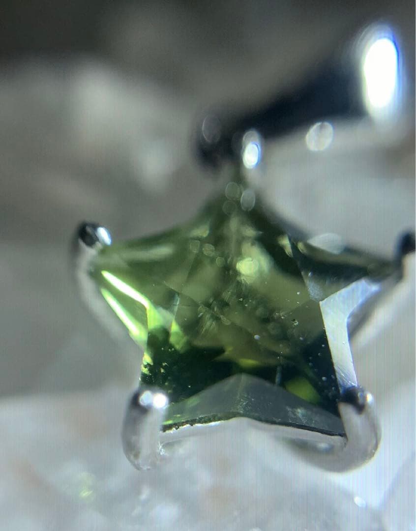 7日まで特価にて❣️★高品質★ モルダバイト　星型　ペンダントトップ