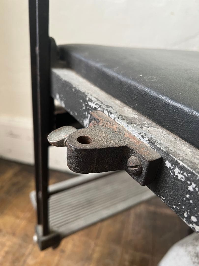 アンティーク　バーバーチェアー