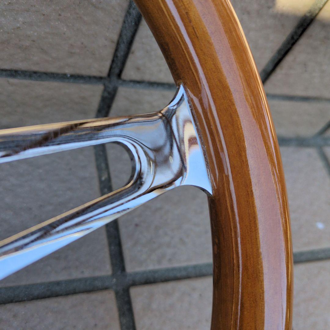 ウッドとクロームの3スポークステアリングホイール