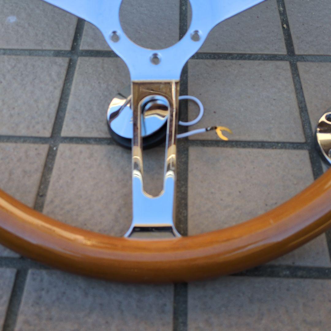 ウッドとクロームの3スポークステアリングホイール