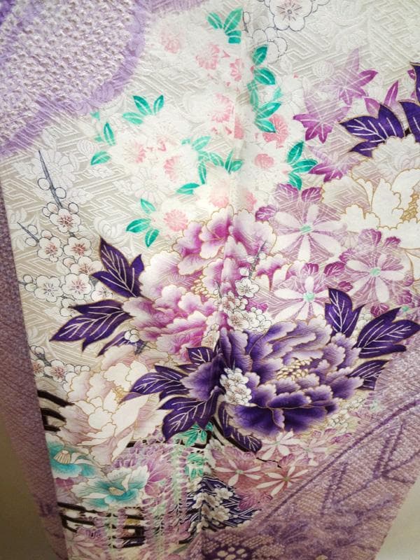 淡い紫色の絞りに牡丹や花々　振袖