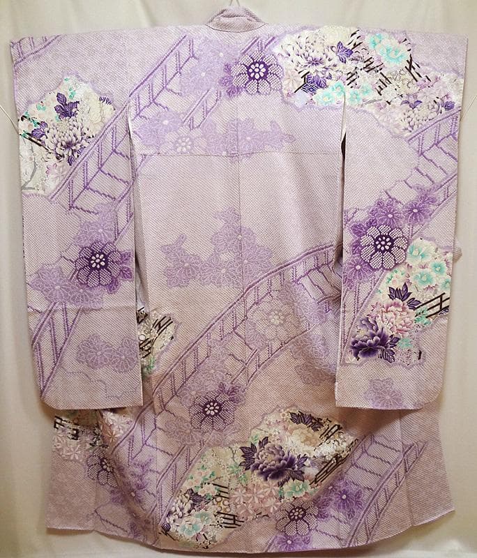 淡い紫色の絞りに牡丹や花々　振袖