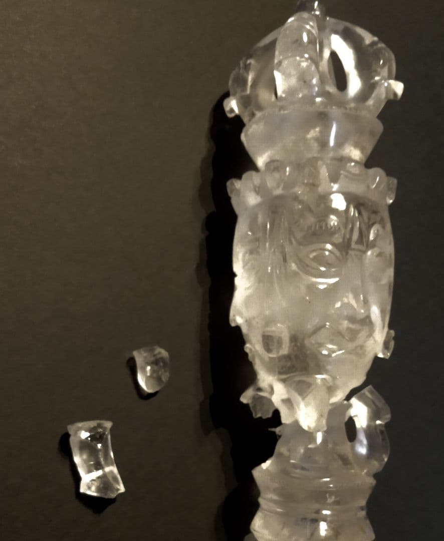 水晶の置物 (破損あり)