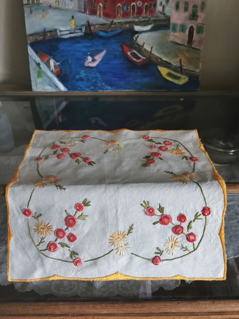 アンティークフランス 赤ピンク バリオンローズステッチ 橙西洋菊 リネンドイリー