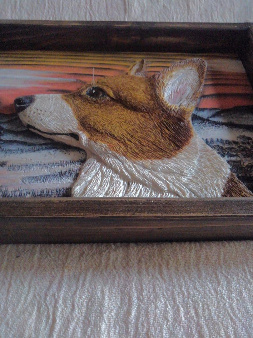 木彫りの日本画風コーギーの壁掛け