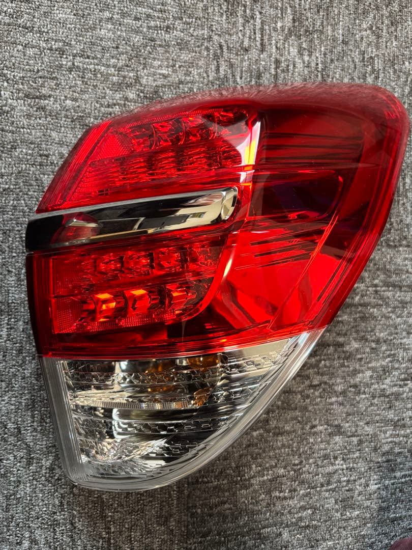 トヨタ ヴァンガード 左右純正テールランプ 後期 赤色