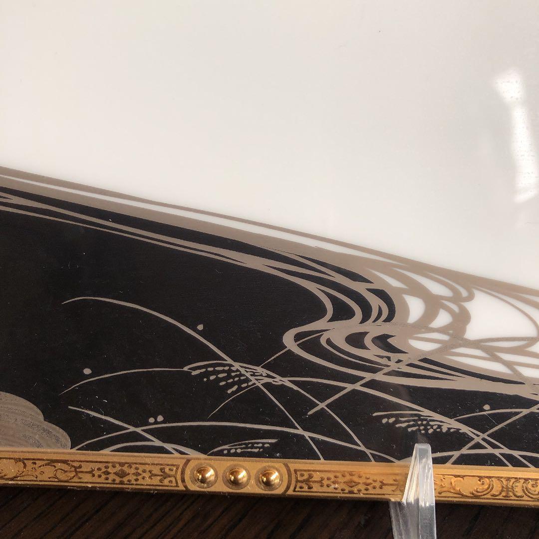 ノリタケ100周年を記念して作られた物で、四季をモチーフにした飾り皿です。