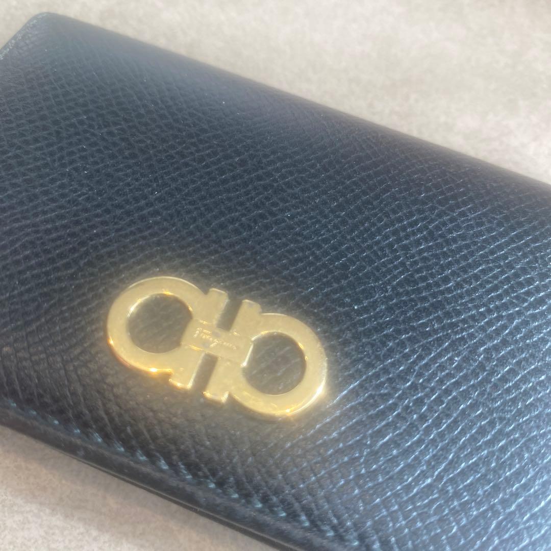 Salvatore Ferragamo 黒レザー名刺入れ