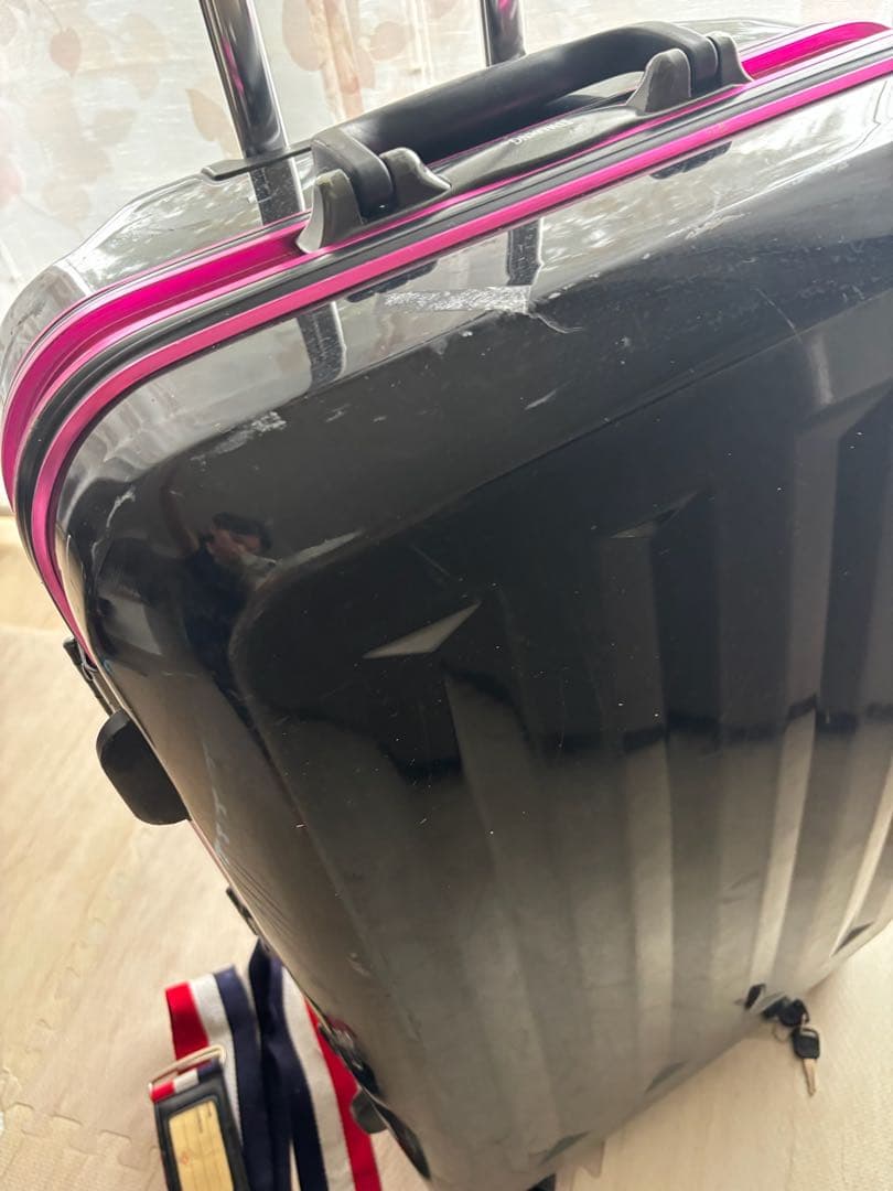 黒とピンクの中型キャリーケース