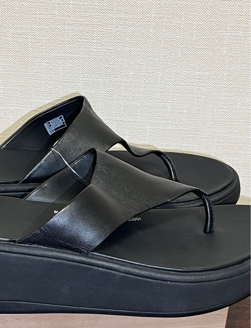 M*i様 【新品未使用】フィットフロップ　トングサンダル　ブラック　レザーUS6