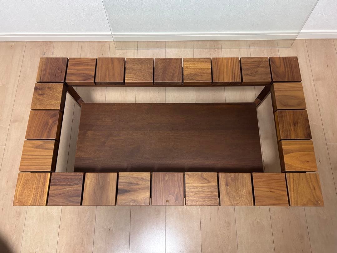 モダンな木製ガラステーブル