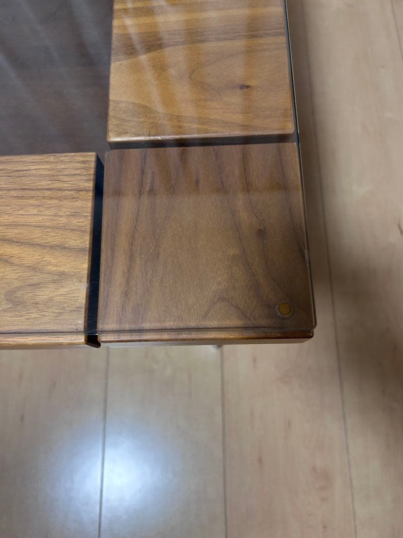 モダンな木製ガラステーブル