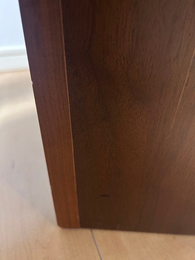 モダンな木製ガラステーブル